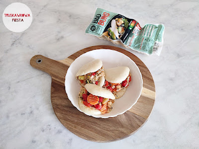 Mozzarella z jabłkiem, śliwką, porem, papryką, bukietem warzywnym i bułeczkami bao