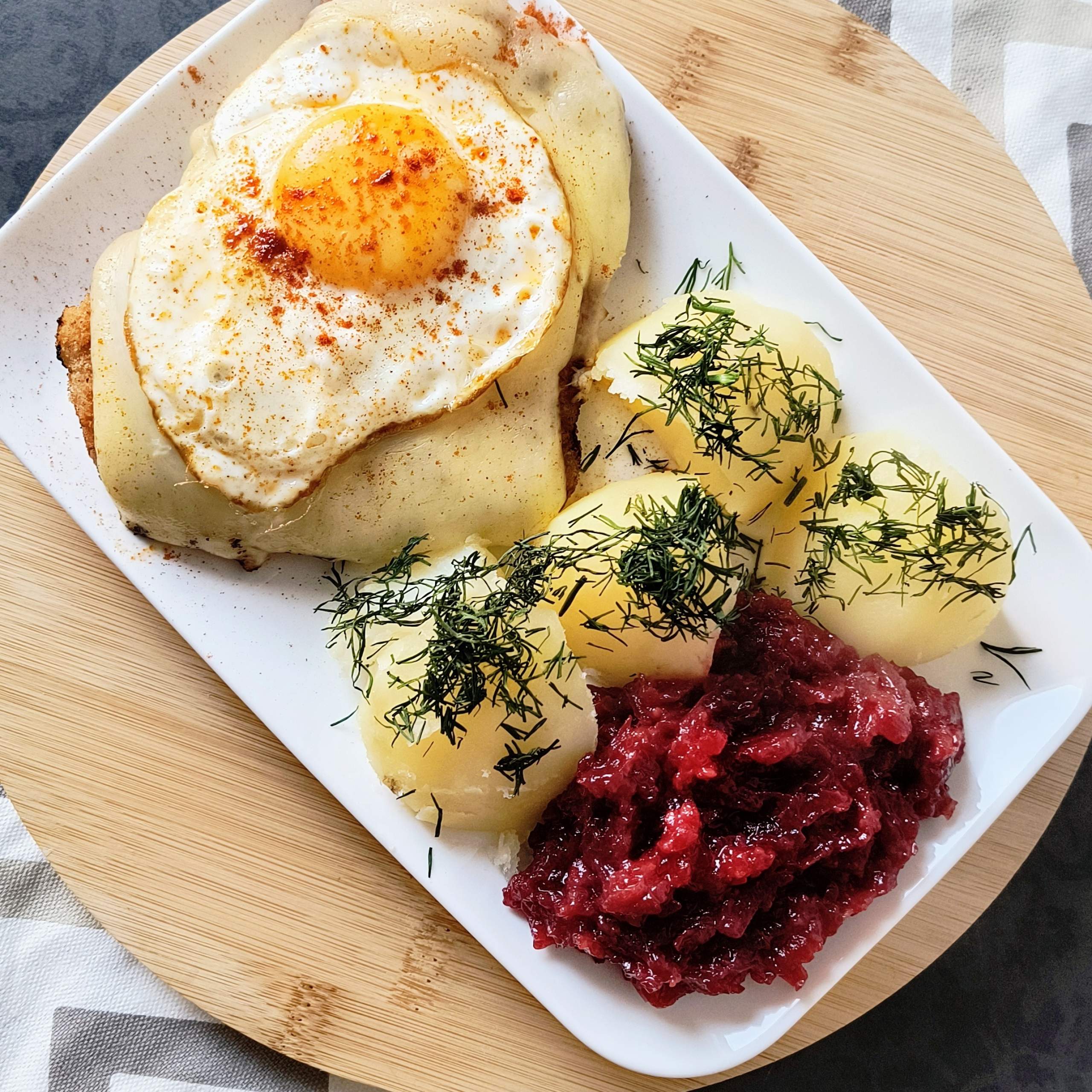 Kotlet schabowy z serem i jajkiem sadzonym