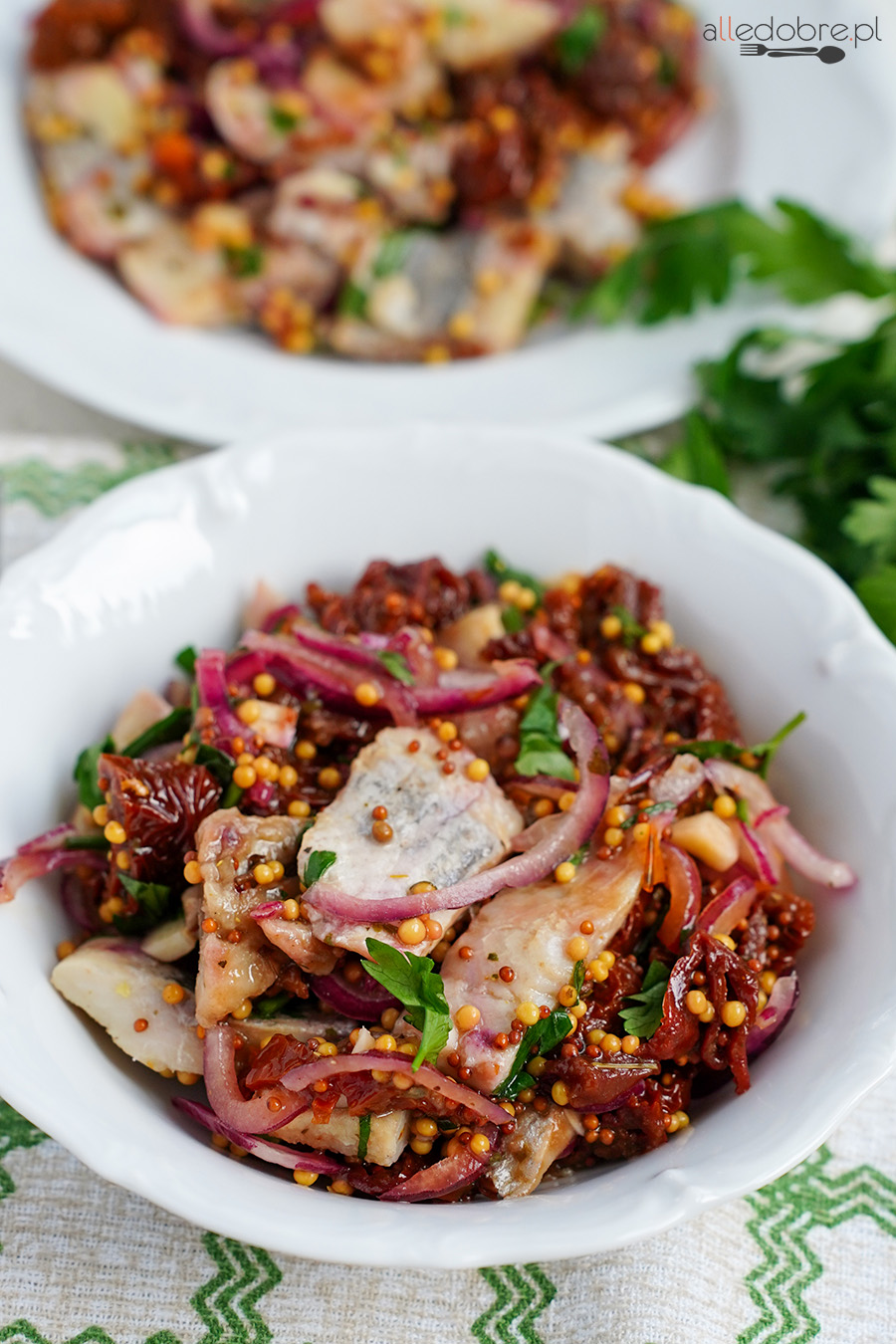 Śledzie z suszonymi pomidorami i pietruszką