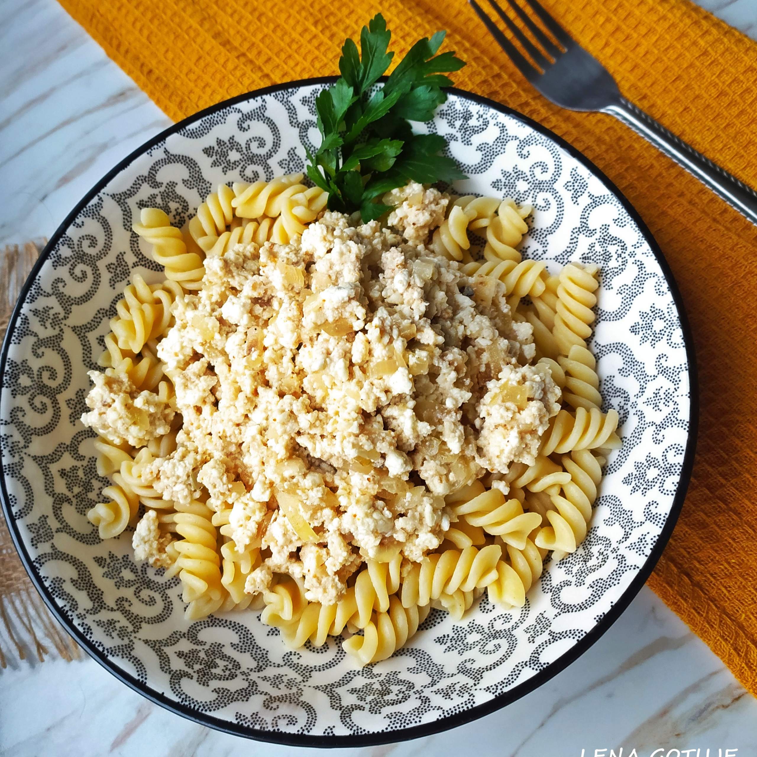 Makaron z twarogiem i cebulą