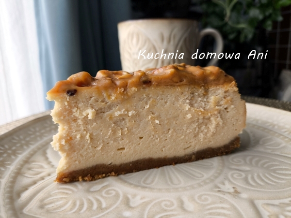 Sernik ciasteczkowy z kajmakiem i solonymi orzeszkami