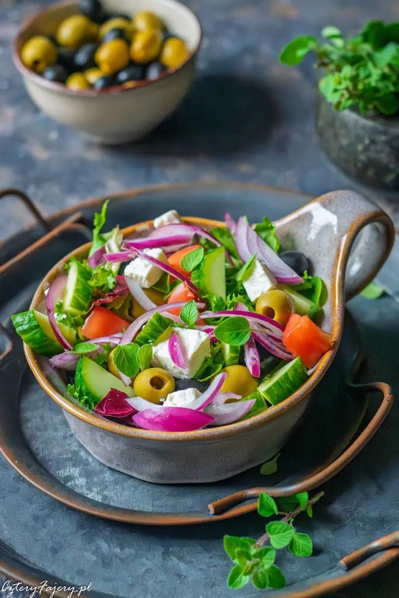 Sałatka z serem feta pomidorem i ogórkiem