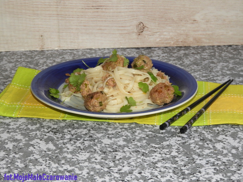 Makaron ryżowy z klopsikami po japońsku