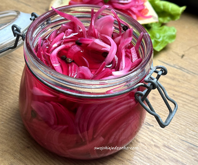 Czerwona cebulka marynowana na kanapki
