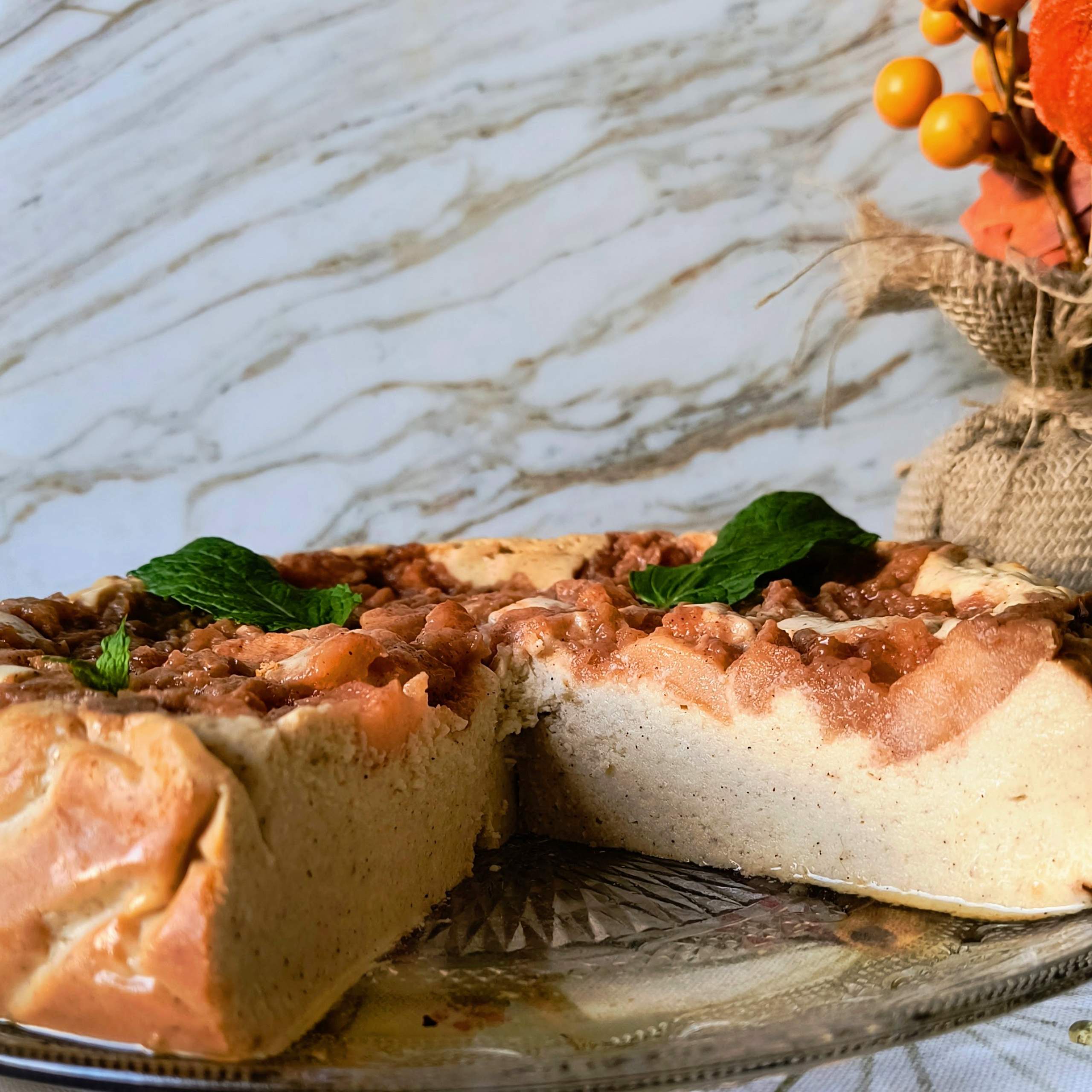 Sernik cynamonowo – korzenny z jabłkami