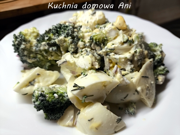 Sałatka z brokułem, jajkiem i koperkiem