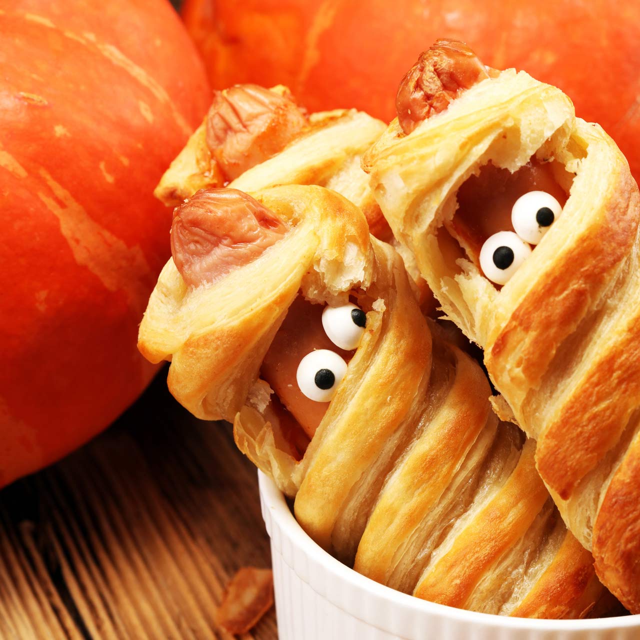 Przekąski na Halloween – mumie z parówek