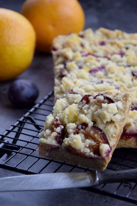 Kruche ciasto ze śliwkami i pomarańczową kruszonką