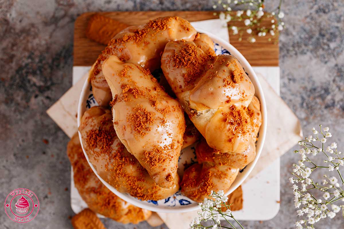 Drożdżowe rogaliki Biscoff