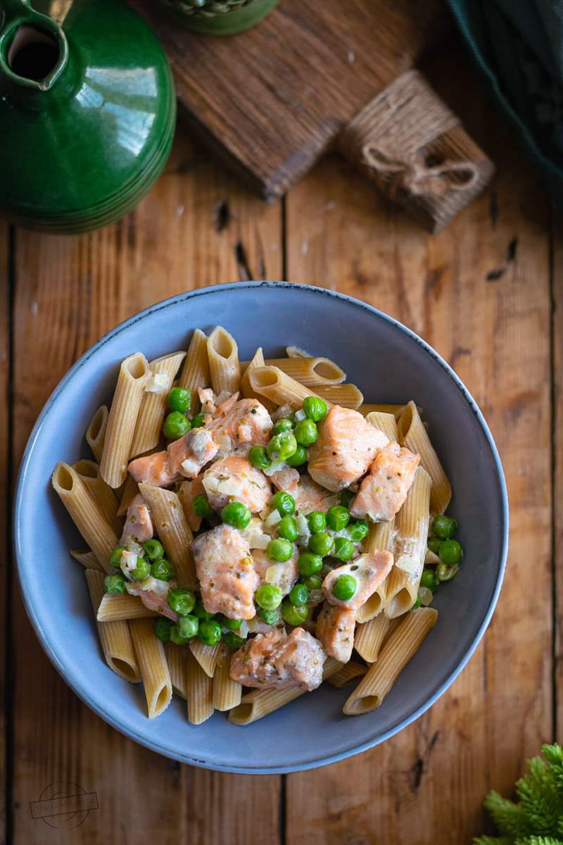 Makaron z łososiem i zielonym groszkiem