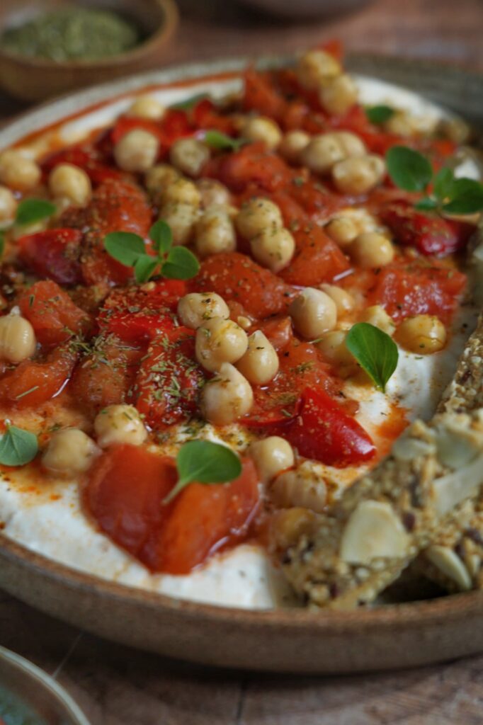 Pieczone pomidory z ciecierzycą i z papryką na jogurcie pomidorowym