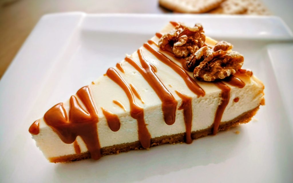 Sernik z kajmakiem – najlepszy przepis na kremowy, delikatny sernik z błyszczącym kajmakiem