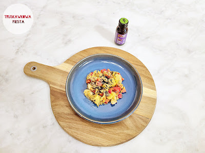 Śledzie z mieszanką warzyw, pieczarkami, papryką czerwoną, kiszoną kapustą w sosie ketchupowo-majonezowym i shotem YourShot