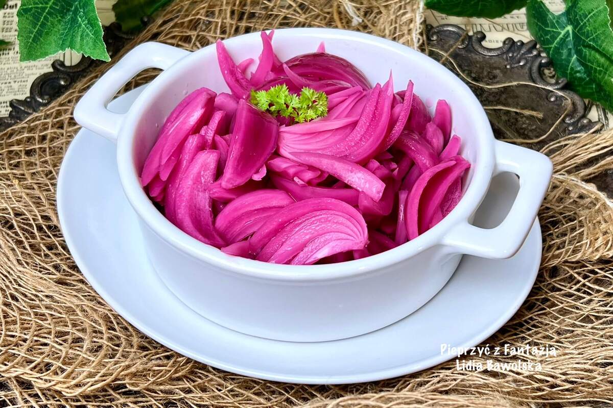 Marynowana czerwona cebula – idealny dodatek do sushi, kanapek i obiadu