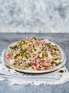 Sałatka makaronowa z szynką