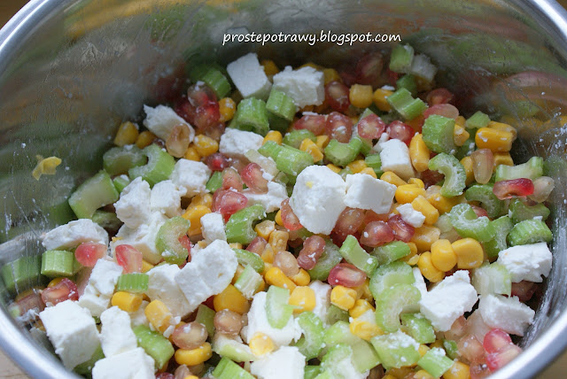 Sałatka z selerem naciowym i granatem