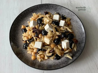 Sałatka z makaronem i pomidorami suszonymi