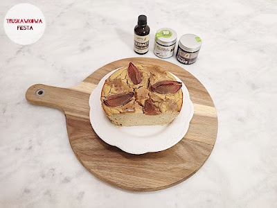 Ciasto ciecierzycowe z bananem, śliwką, pastą waniliową i pastą z tonki