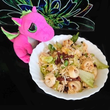 Sałatka z tortellini i suszonymi pomidorami