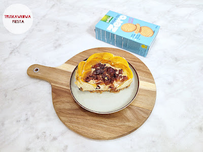 Serniczek bananowy z ciasteczkami sugar free, kaki i śliwką