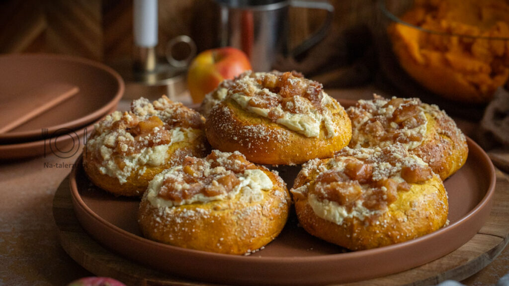 Drożdżówki dyniowe z serem i karmelizowanymi jabłkami