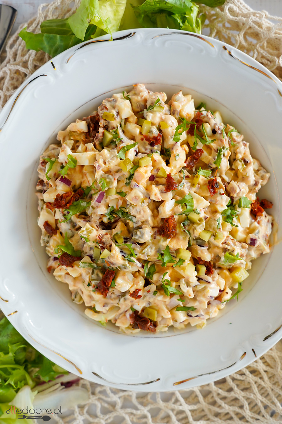 Sałatka z suszonymi pomidorami, jajkiem i czerwoną cebulą