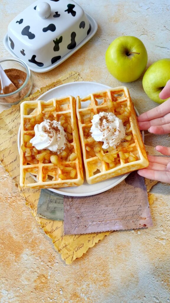 Gofry z karmelizowanymi jabłkami o zapachu szarlotki