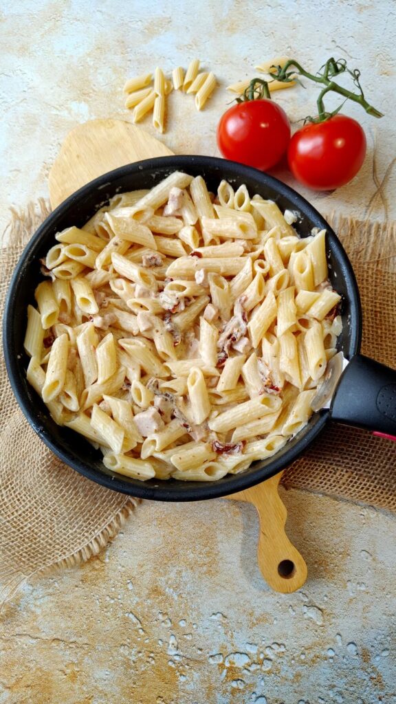 Makaron z szynką i suszonymi pomidorami – obiad w 20 minut