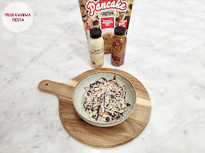 Proteinowe naleśniki owsiane z białkiem, toppingiem o smaku czekolady mlecznej, orzechów laskowych i białej czekolady, orzeszkami ziemnymi i nasionami słonecznika
