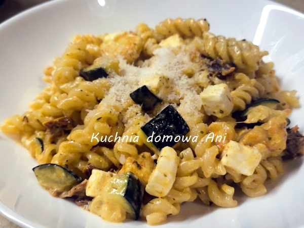 Makaron z kurczkiem, cukinią i suszonymi pomidorami
