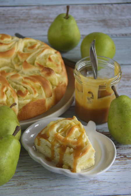 Drożdżowe ślimaczki z gruszą, budyniem i sosem karmelowym