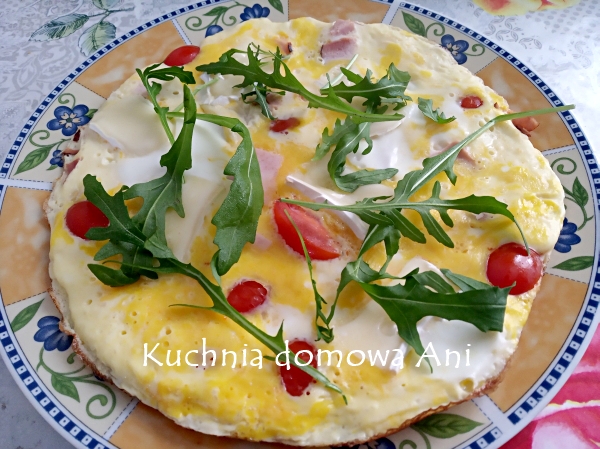 Omlet z serkiem camembert, szynką i pomidorkami