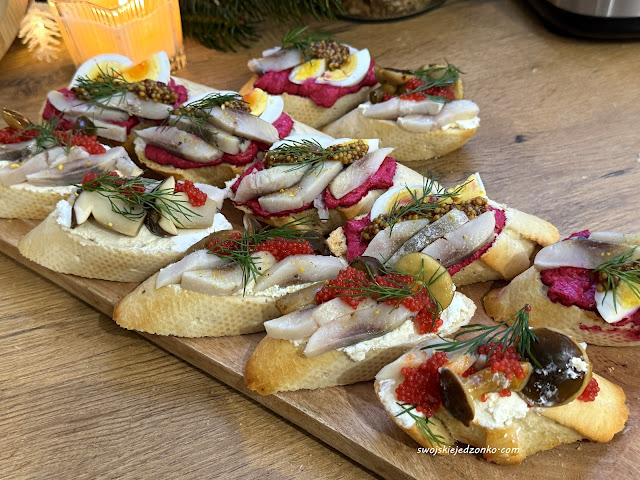 Kanapki ze śledzikiem na przekąskę