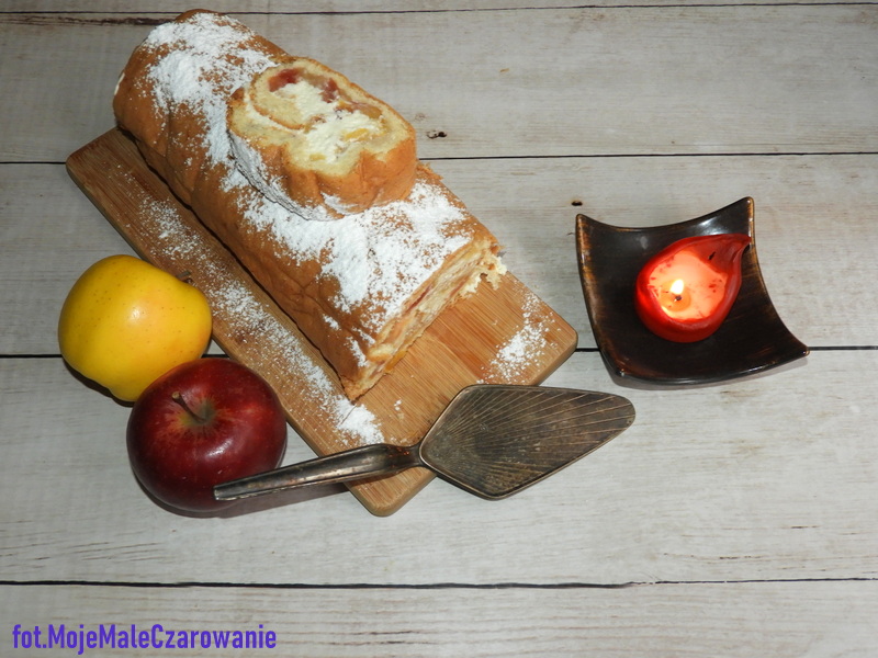 Szwajcarska rolada jabłkowa ze śmietaną