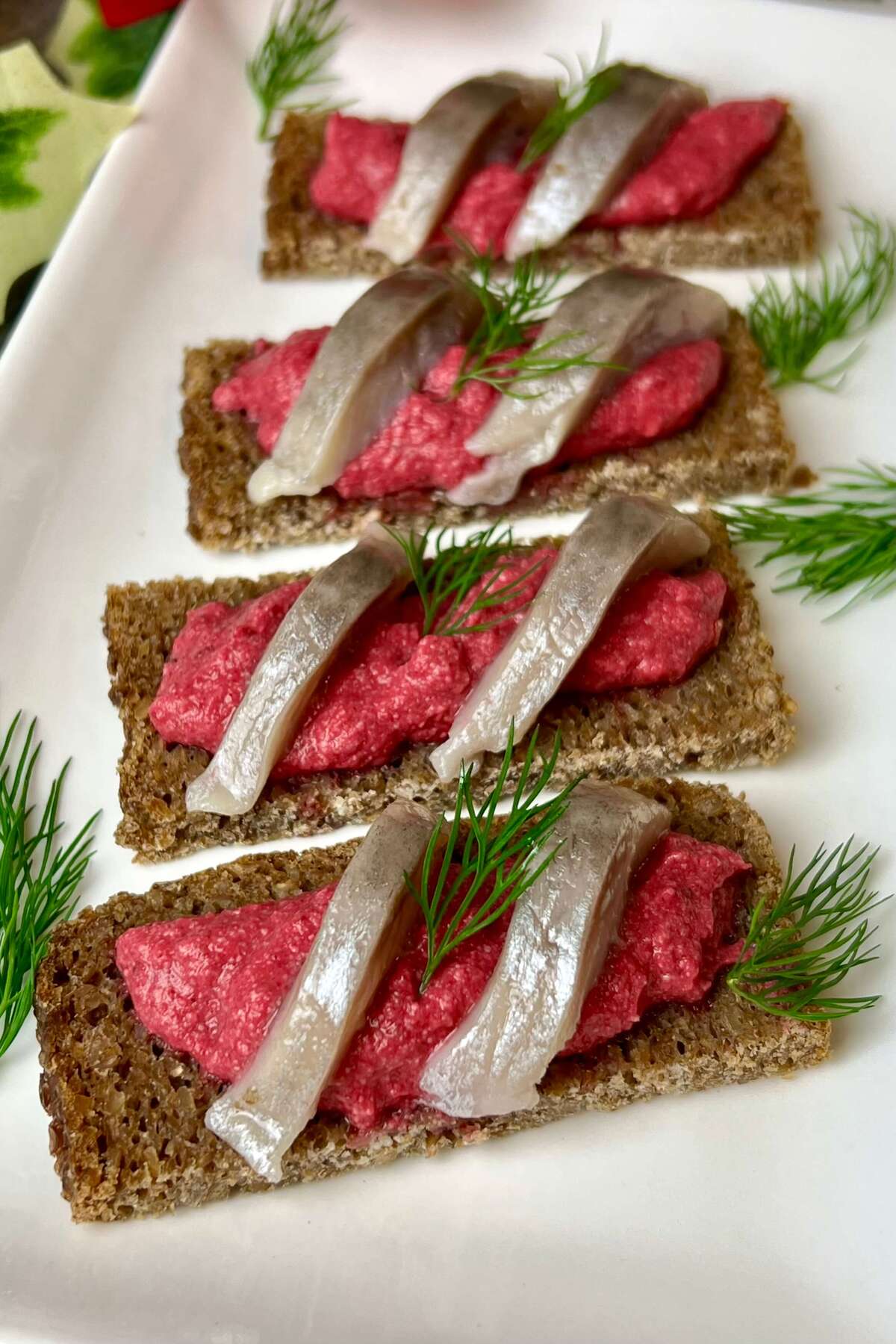 Śledź z kremem z buraków i fety – efektowna świąteczna przystawka