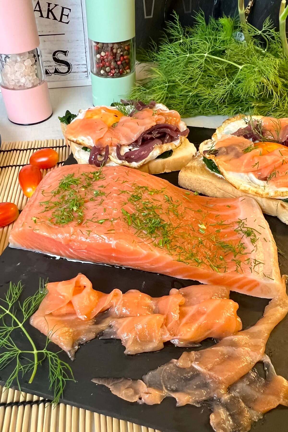 Łosoś marynowany (gravad lax) – skandynawski przysmak w koperku