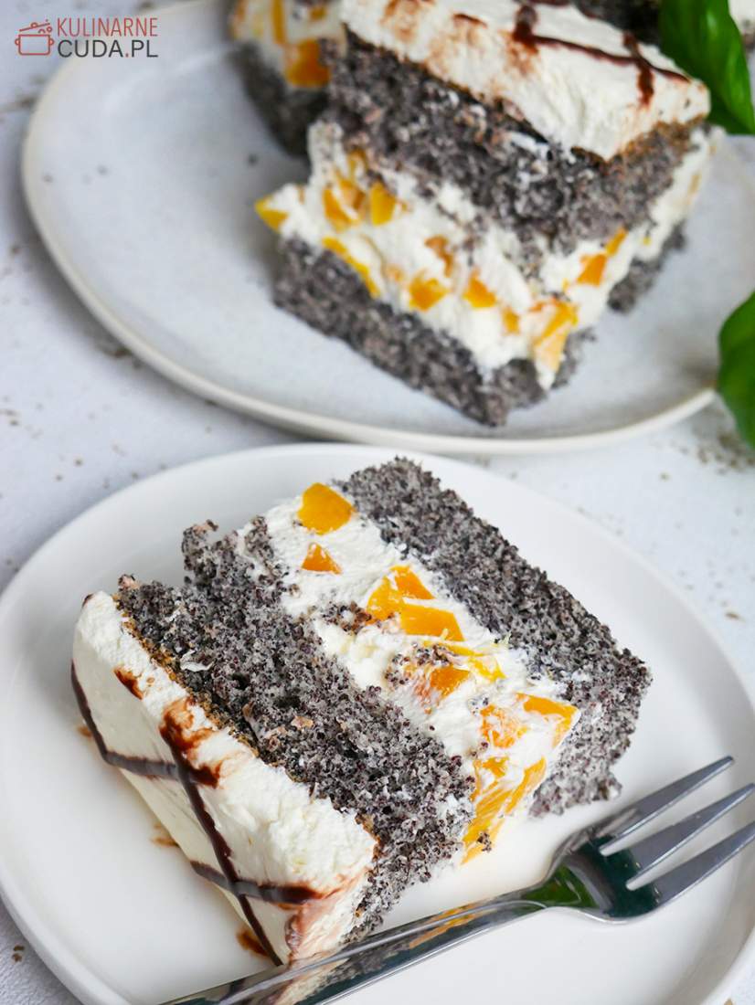 Ciasto makowa dama z brzoskwiniami