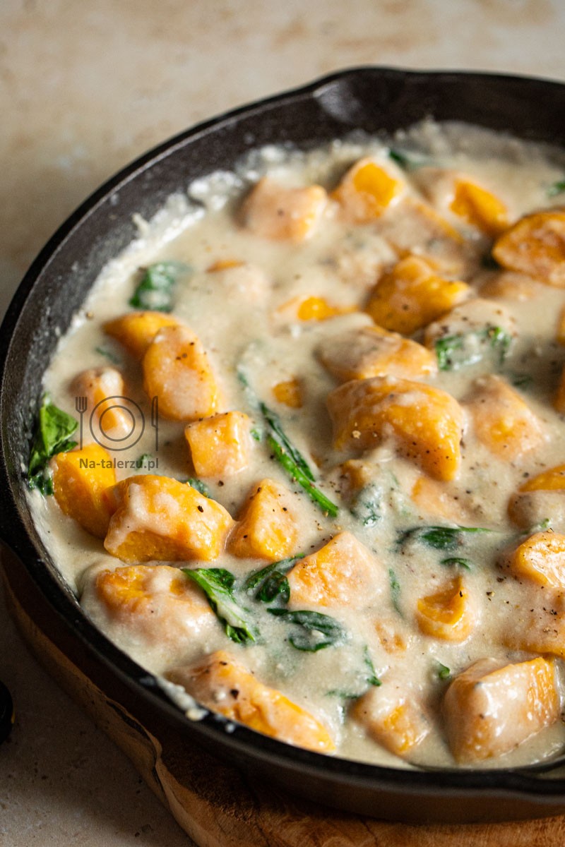 Dyniowe leniwe z sosem z gorgonzoli i szpinakiem