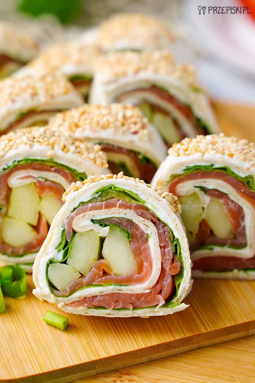 Roladki z tortilli z łososiem i sezamem