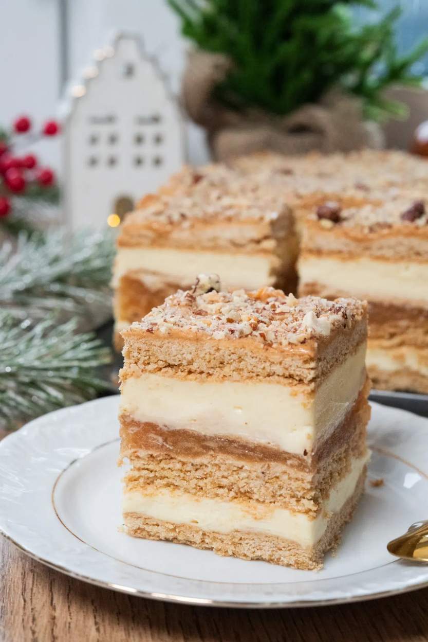 Miodownik z kremem budyniowym i jabłkami