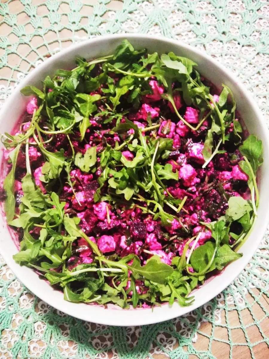 Sałatka z pieczonych buraków i rukoli