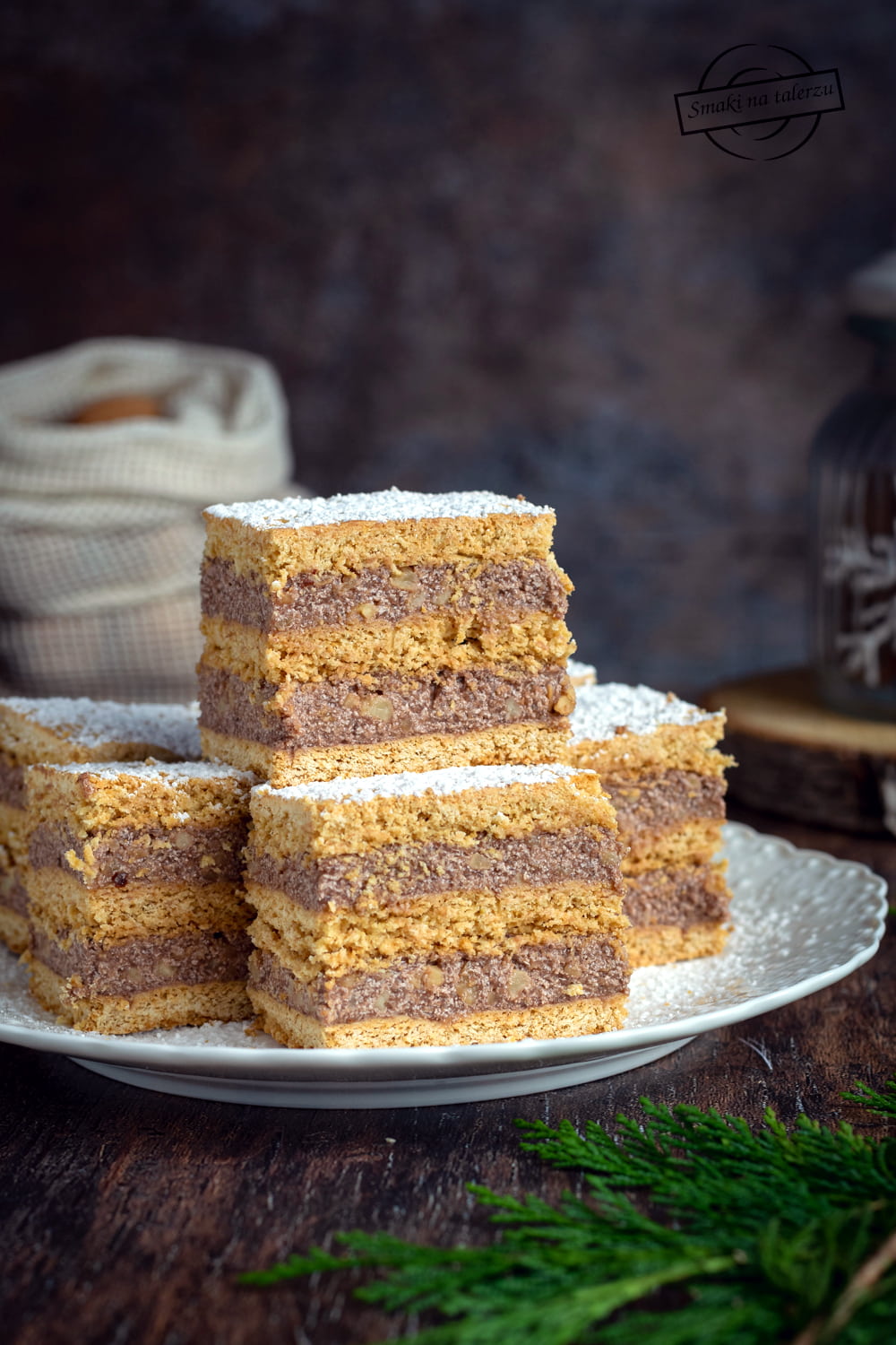 Miodownik z kakaową masą grysikową i orzechami