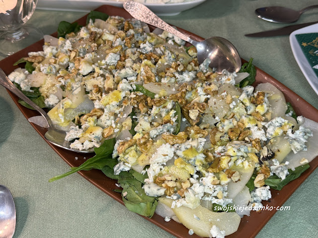 Sałatka z gruszką, serem pleśniowym i szpinakiem