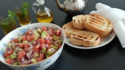 Sałatka z awokado, pomidorów i czerwonej cebuli