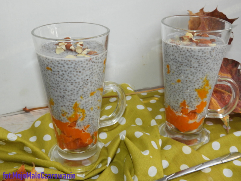 Deser z chia w pucharku z migdałami