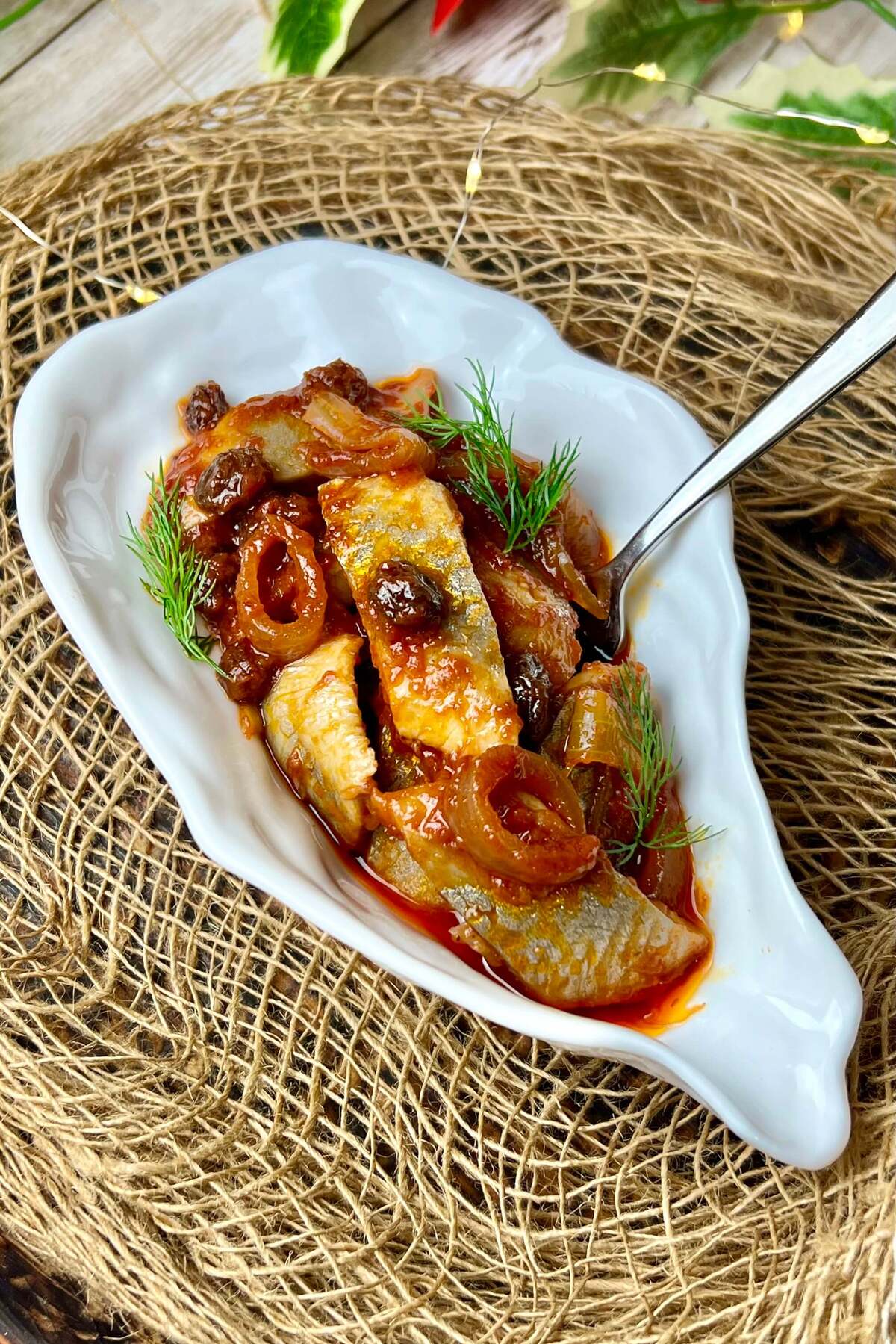 Śledzie po sułtańsku (z rodzynkami i cebulką)