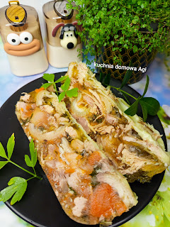 Galareta wieprzowa z nóg wieprzowych i żeberek pieczeniowych