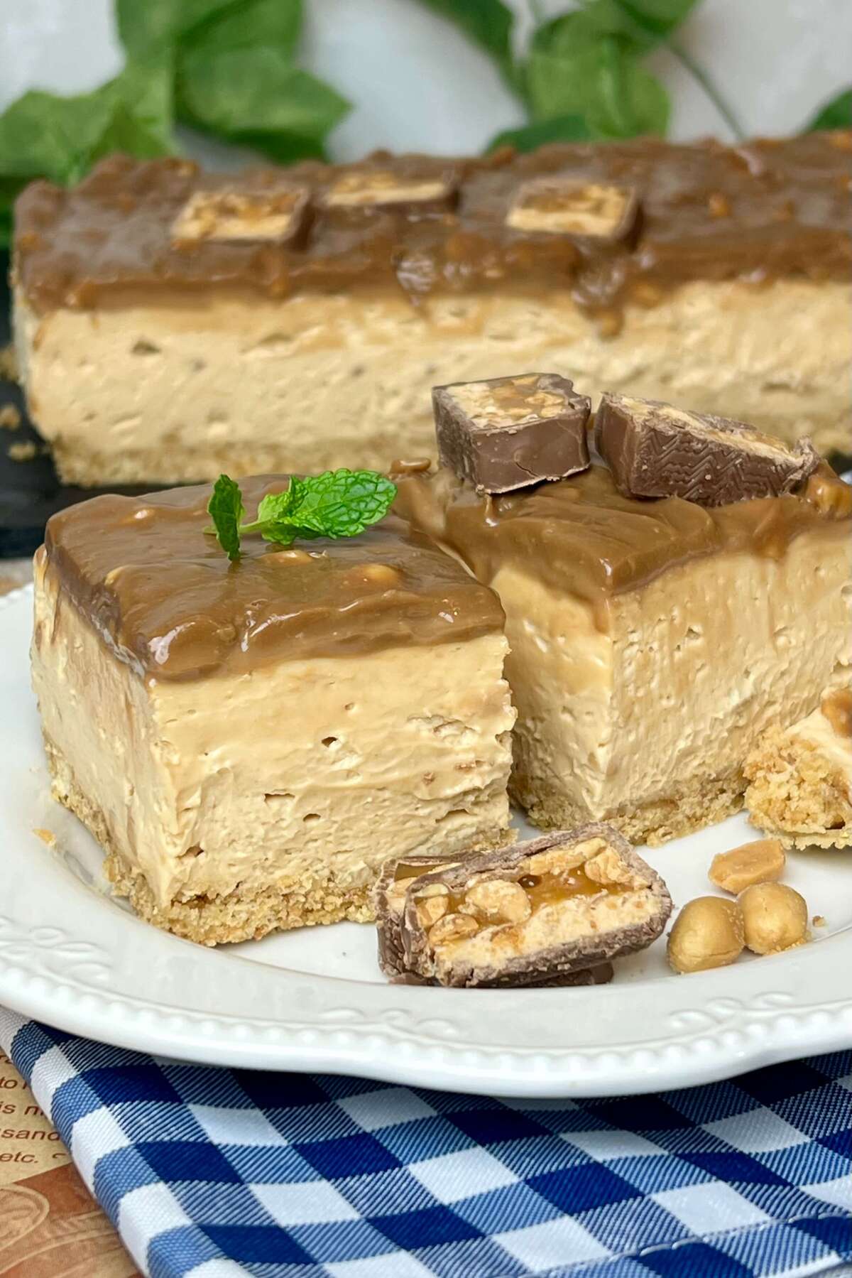 Sernik Snickers na zimno – bez pieczenia, z kajmakiem i orzechami