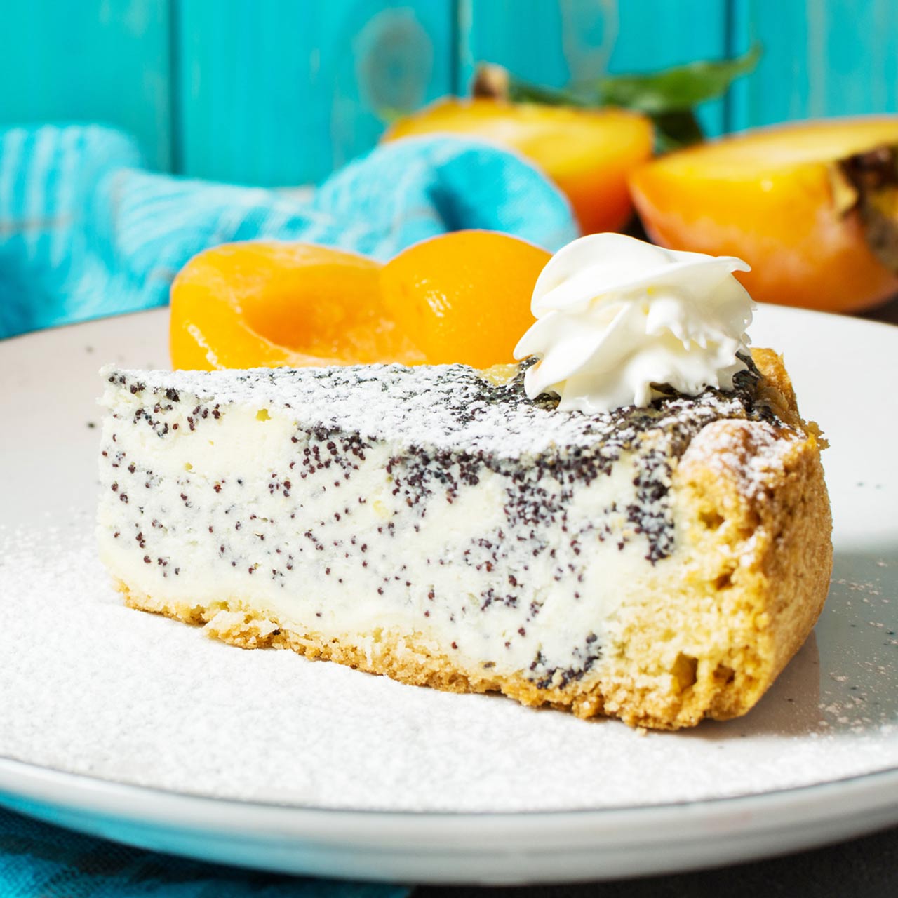 Sernik z makiem – deser z bitą śmietaną i brzoskwiniami