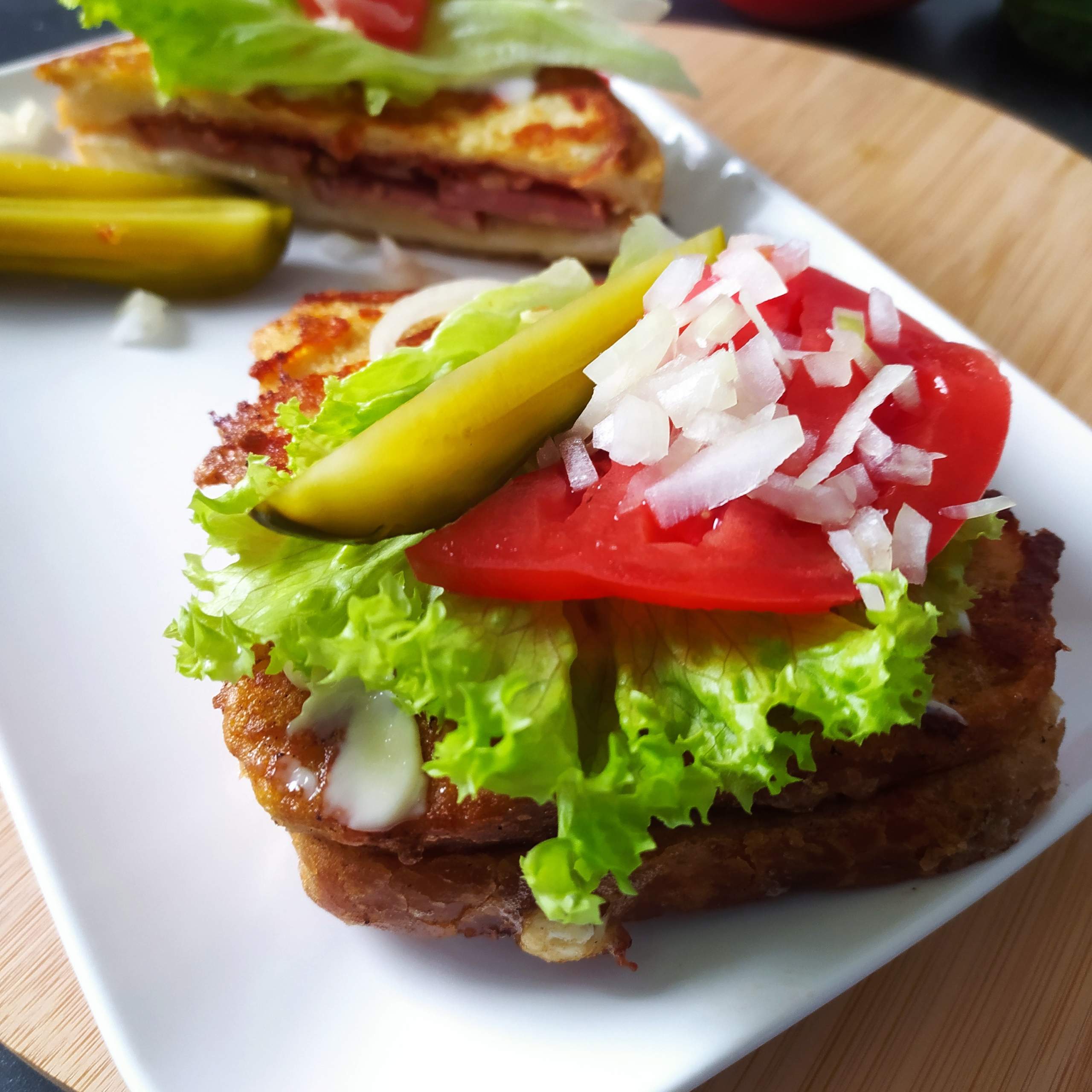 Kanapka z kiełbasą na ciepło